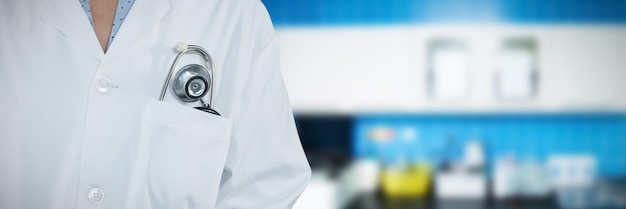 Immagine composita del medico in piedi su sfondo grigio