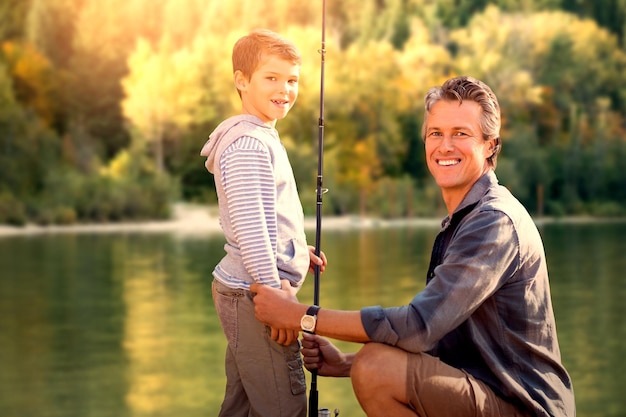 Immagine composita del padre che pesca con suo figlio