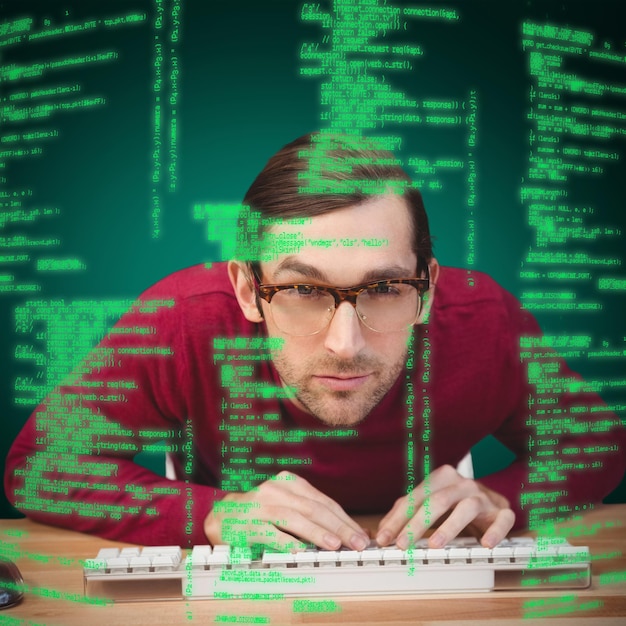 Immagine composita del ritratto dell'uomo concentrato che lavora al computer