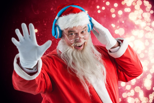 Immagine composita del ritratto di Babbo Natale che ascolta la musica in cuffia