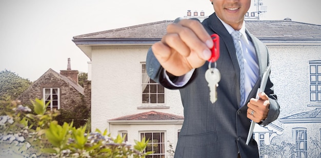 Immagine composita dell'agente immobiliare fiducioso in piedi davanti alla porta che mostra la chiave