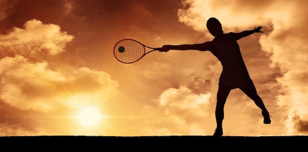 Immagine composita dell'atleta che gioca a tennis con una racchetta