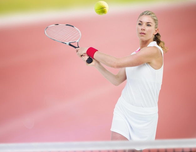 Immagine composita dell'atleta che gioca a tennis con una racchetta