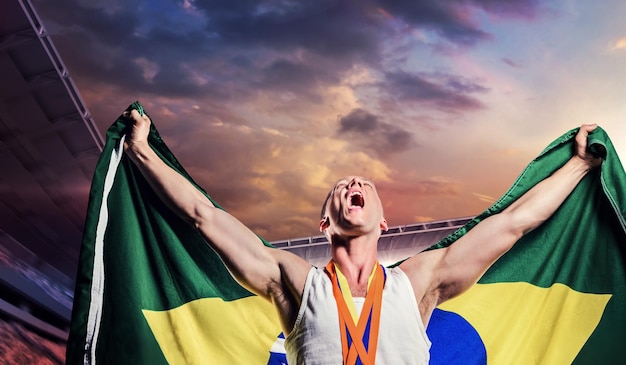 Immagine composita dell'atleta che posa con le medaglie d'oro dopo la vittoria