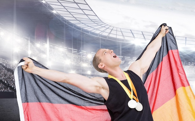 Immagine composita dell'atleta che posa con le medaglie d'oro olimpiche intorno al collo
