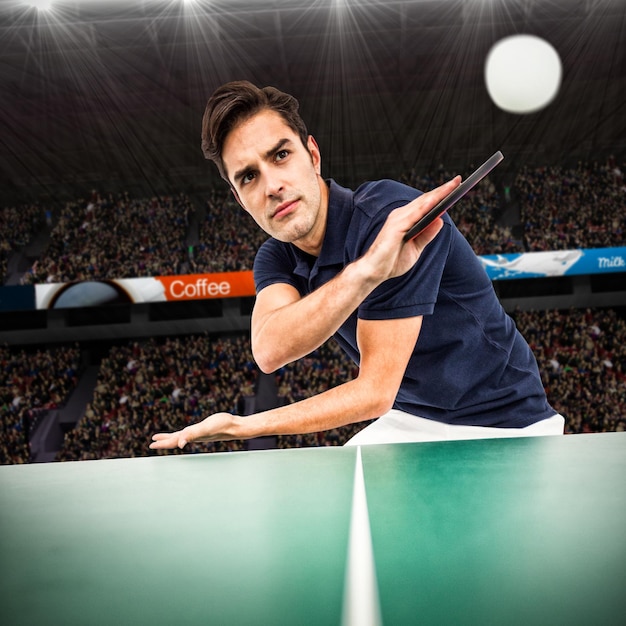 Immagine composita dell'atleta maschio sicuro che gioca a ping-pong