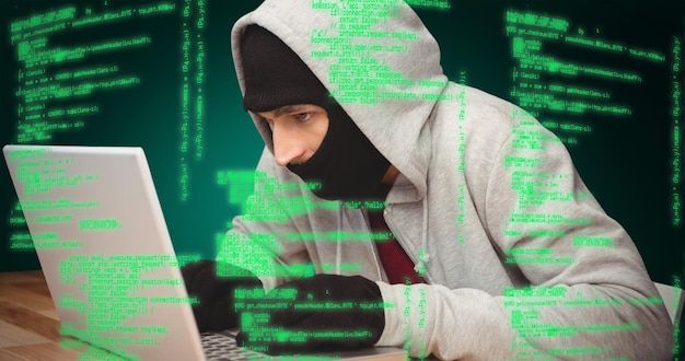 Immagine composita dell'hacker che utilizza il laptop