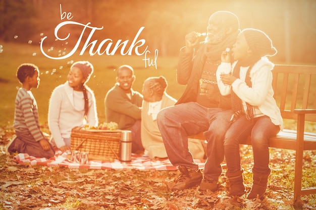 Immagine composita dell'immagine digitale del saluto del testo del giorno del ringraziamento felice