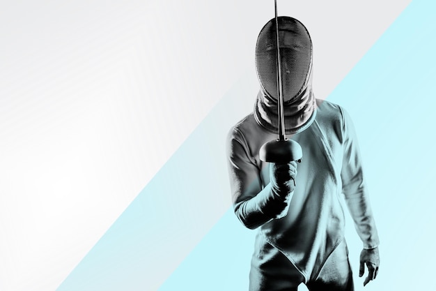 Immagine composita dell'uomo che indossa una tuta da scherma che si esercita con la spada
