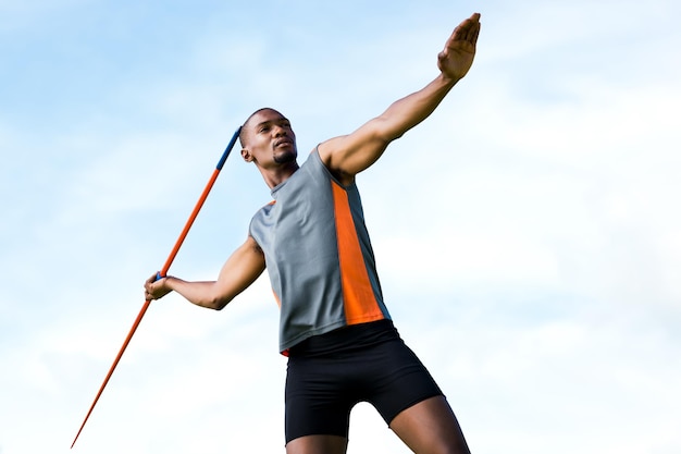 Immagine composita dell'uomo dell'atleta che lancia un giavellotto