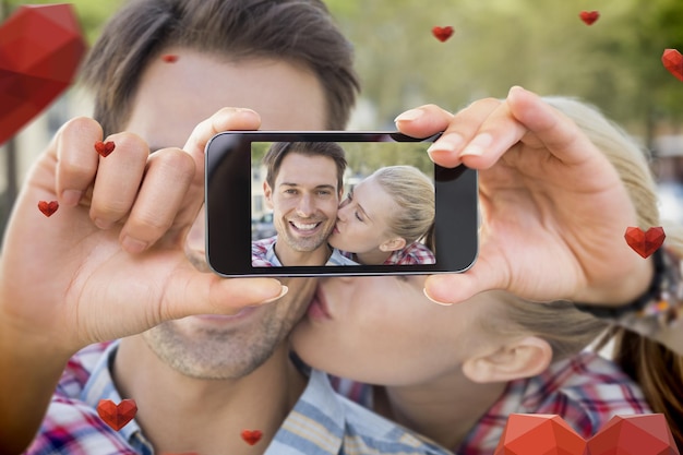 Immagine composita della coppia di San Valentino che si fa un selfie