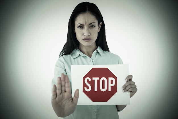 Immagine composita della donna che mostra la carta e dice stop