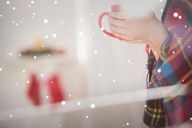 Immagine composita della donna con tazza di tenuta del coperchio