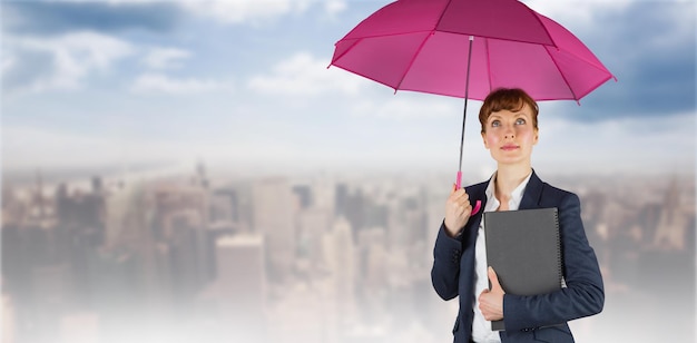 Immagine composita della donna di affari con l'ombrello