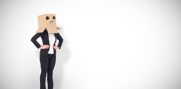 Immagine composita della donna di affari con la scatola sopra la testa