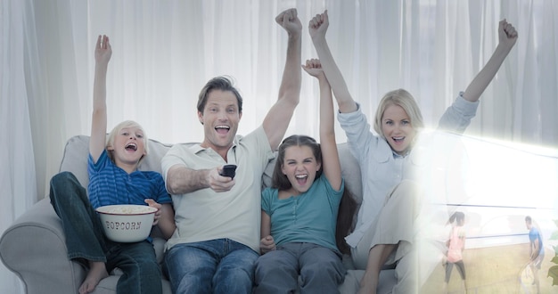 Immagine composita della famiglia che guarda lo sport in televisione e alza le braccia