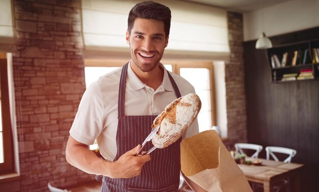 Immagine composita della pagnotta di pane di imballaggio del fornaio