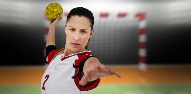 Immagine composita della sportiva che lancia una palla