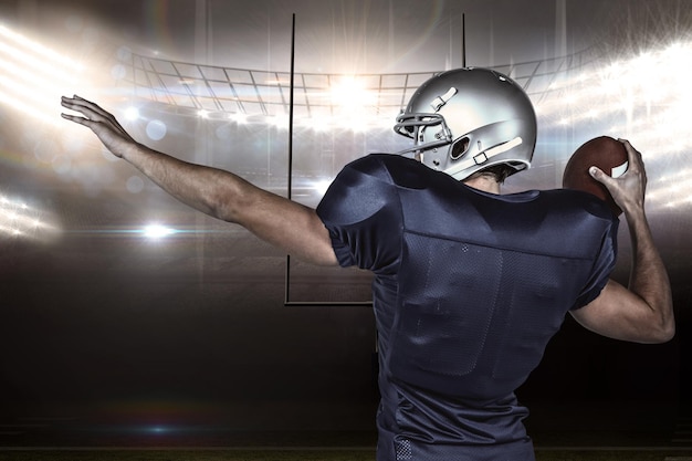 Immagine composita della vista posteriore del giocatore di football americano che lancia la palla