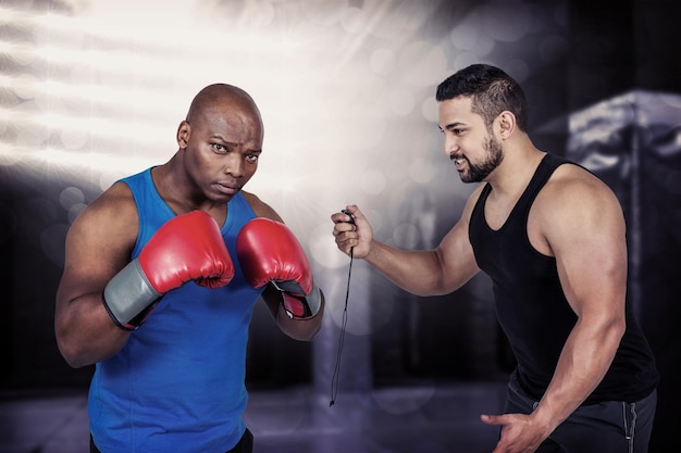 Immagine composita di amici forti che usano insieme i kettlebell