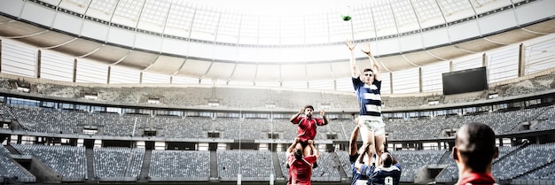 Immagine composita di giocatori di rugby che giocano partita