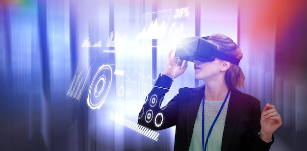 Immagine composita di giovane imprenditrice con occhiali per realtà virtuale