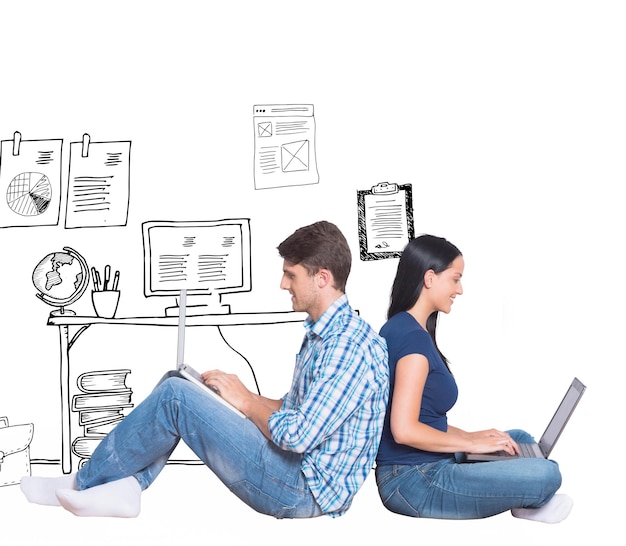 Immagine composita di giovani coppie che si siedono sul pavimento facendo uso del computer portatile