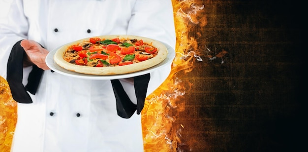 Immagine composita di primo piano su uno chef che presenta una pizza