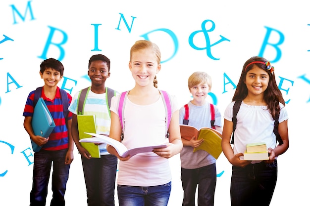 Immagine composita di sorridere i bambini della scuola nel corridoio della scuola