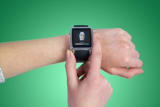 Immagine composita di una donna che usa lo smartwatch