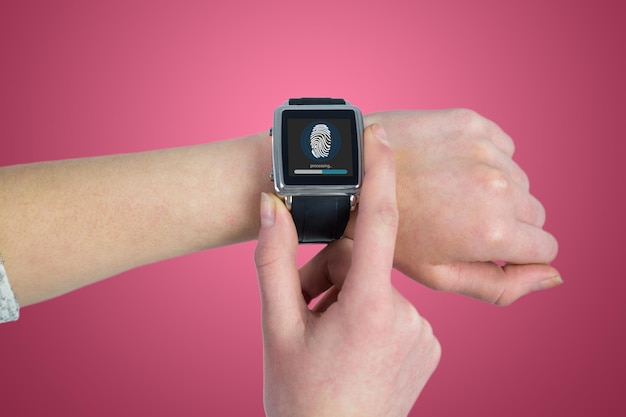 Immagine composita di una donna che usa lo smartwatch