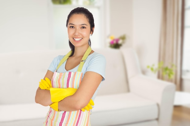 Immagine composita di una donna sorridente con le braccia incrociate