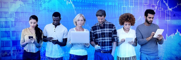 Immagine composita di uomini d'affari che utilizzano la tecnologia su sfondo bianco