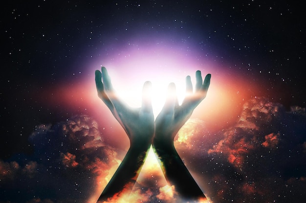 Immagine composita digitale della mano di una donna contro un campo stellato