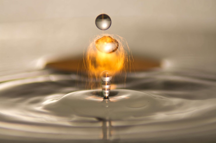 Foto immagine composita digitale di scintille sopra l'acqua