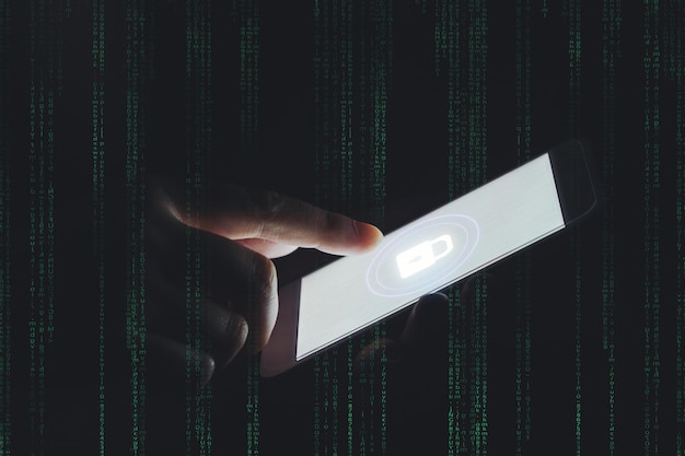 Immagine composita digitale di una mano tagliata utilizzando un tablet in linguaggio informatico
