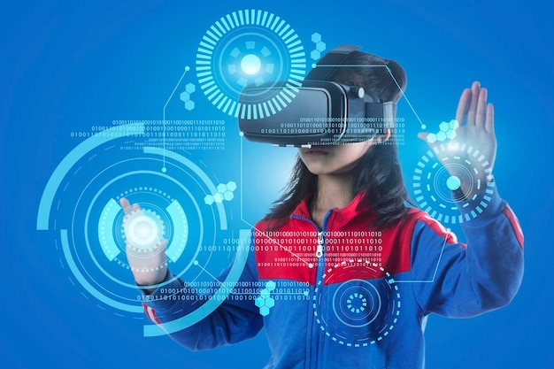 Immagine composita digitale di una ragazza che utilizza un simulatore di realtà virtuale sullo sfondo blu