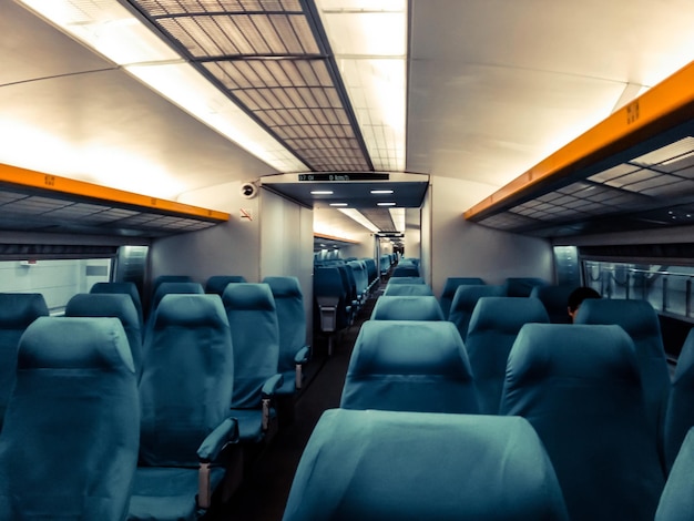 Immagine con l'interno di un treno di confine cinese Un treno moderno con sedie comode e colorate