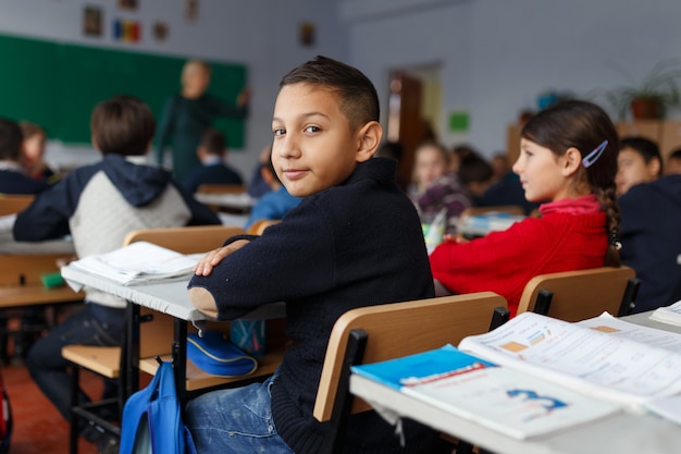 Immagine con un ragazzo nel suo primo giorno di scuola