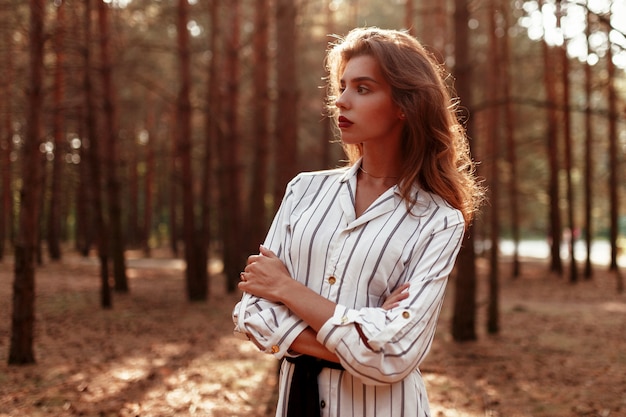 Immagine con una bellissima modella bruna nel bosco