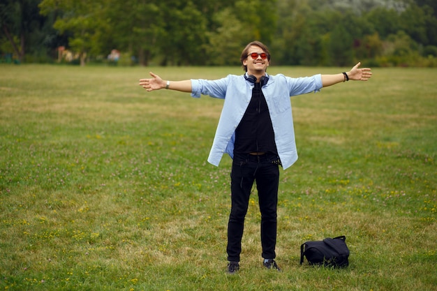 Immagine con uno studente felice che sente la libertà