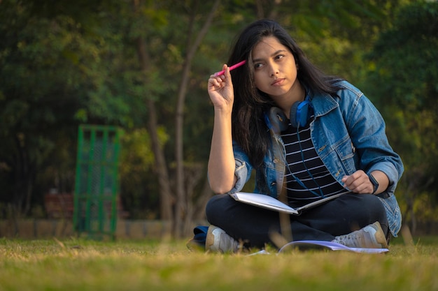 Immagine confusa di una studentessa indiana