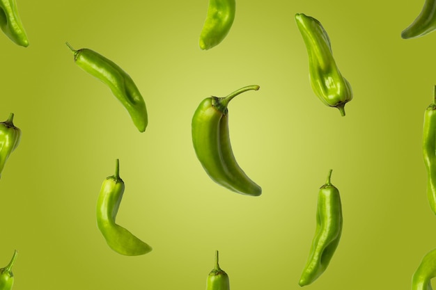 Immagine creativa di peperoni verdi che volano su sfondo verde Foto di peperoni freschi con spazio per la copia