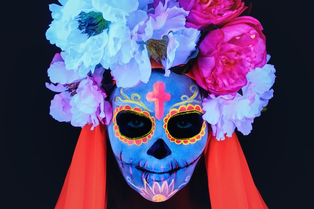 Immagine creativa di Sugar Skull. Trucco neon.