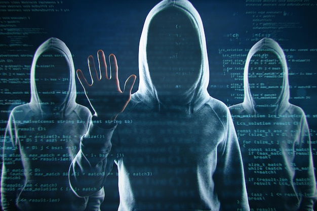 Immagine creativa di un gruppo di hacker in felpe con cappuccio in piedi su carta da parati astratta con codice scuro Concetto di phishing e furto di malware Doppia esposizione