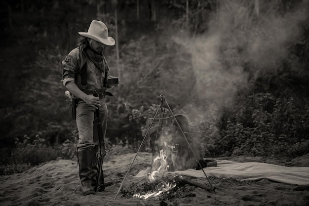 Immagine d'azione stile vintage del gruppo di cowboy Siediti e rilassati e prendi un caffè la sera in campeggio