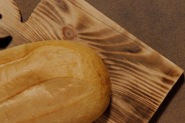 Immagine dall'alto di una pagnotta di pane su un tavolo da cucina