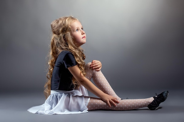 Immagine del ballerino biondo riccio seduto in studio