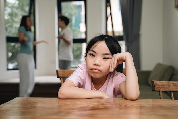 Immagine del bambino asiatico a casa