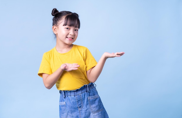 Immagine del bambino asiatico in posa su sfondo blu